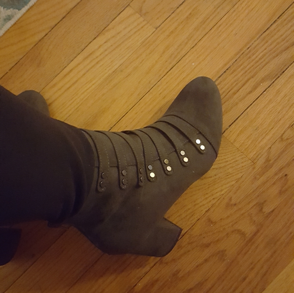 Qupid gray booties NEW 8